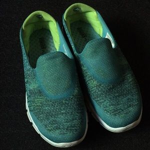 Sketchers Women’s Slip on Sneakers